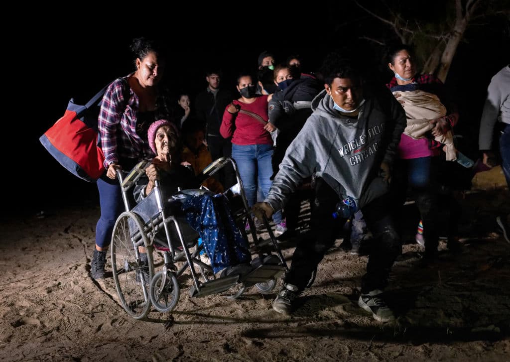 En la imagen, el grupo se desplaza en medio de la noche. 
<b>La nieta arrastra la silla de la abuela nonagenaria inmigrante</b>. En marzo pasado agentes de la Oficina de Aduanas y Protección Fronteriza interceptaron a más de 172,000 migrantes.