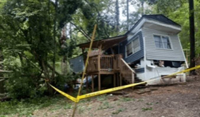 Familia hispana pierde casa tras paso de Idalia por la ciudad de Sanford; dos árboles destruyeron el techo 