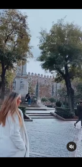 "
<b>Enamorada de cada rincón</b> de España", escribió la actriz en una de las tantas imágenes que ha compartido con sus fans desde ese país. 
<br>