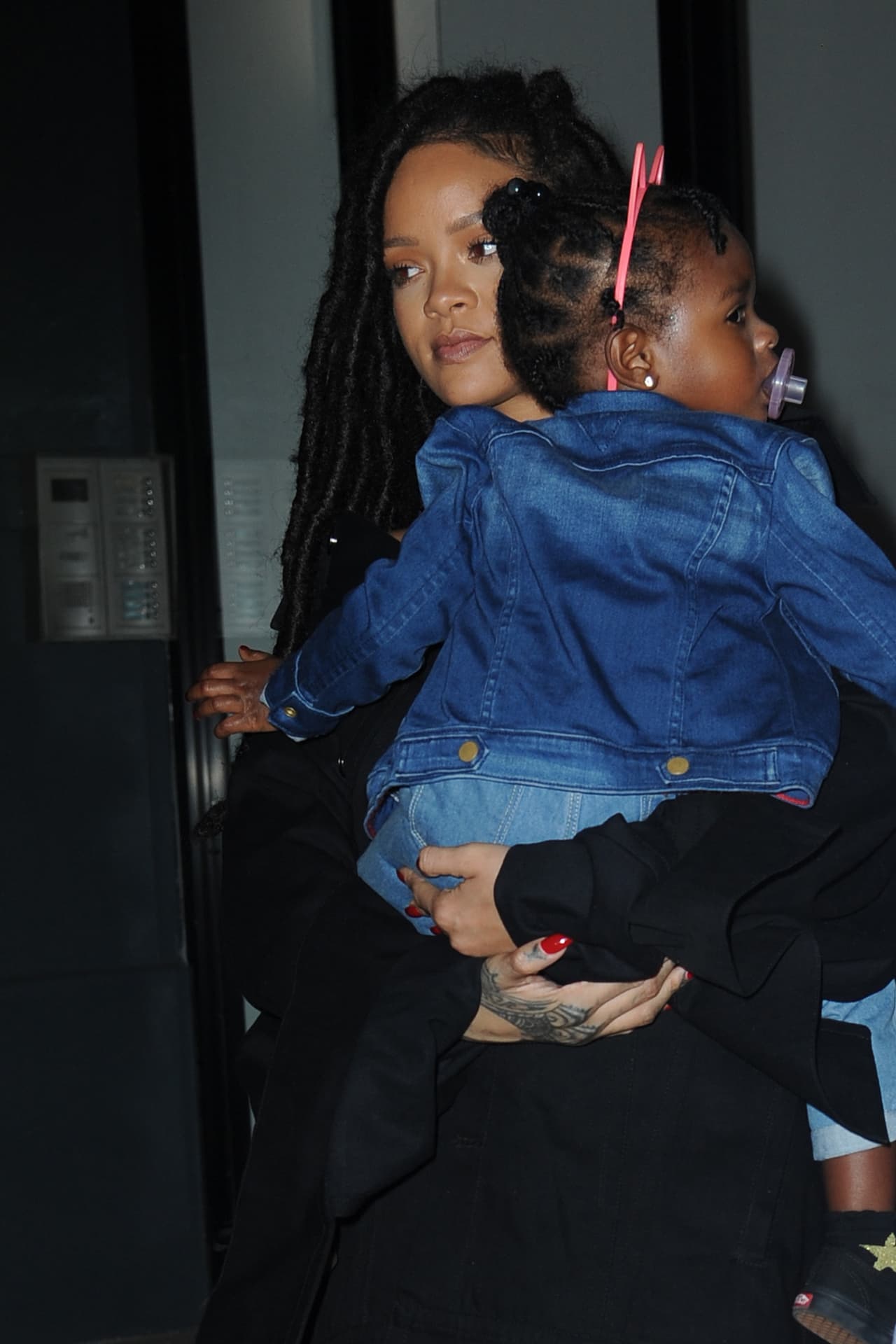 A que nunca habían visto a Rihanna así: maternal.