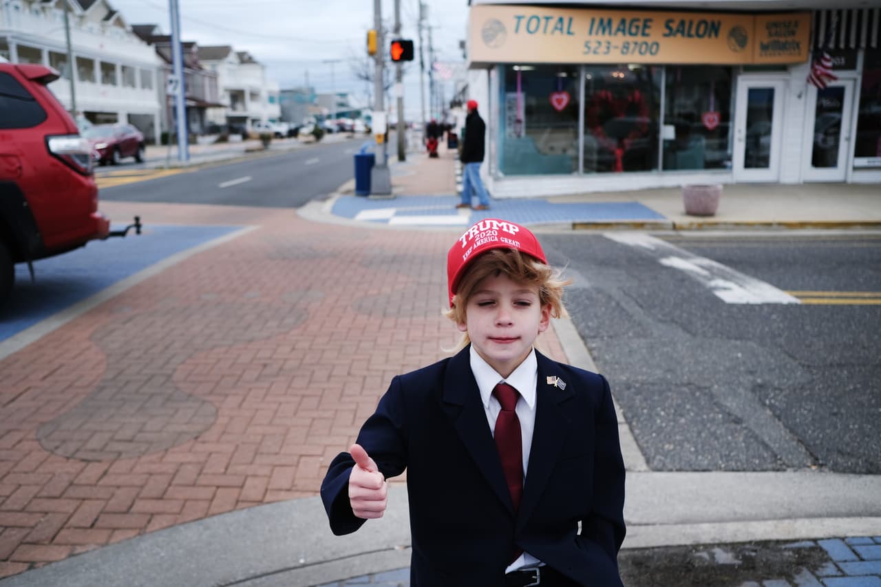 Miles de personas asistieron al mitin del presidente Donald Trump el martes por la noche en el Centro de Convenciones Wildwoods en Nueva Jersey.