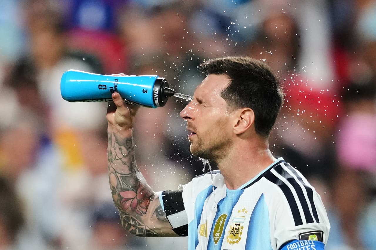 Lionel Messi, de Argentina, se enjuaga el ojo con agua durante el partido de cuartos de final de la Copa Mundial de Fútbol entre Argentina y Suiza en Kansas City, Missouri, el sábado 11 de julio de 2026.