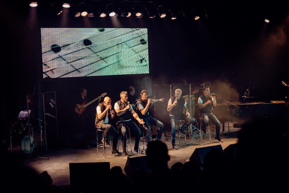 "[...] Este show está formado por cinco guapos actores en escena cantando: Lisardo, Manuel Landeta, Agustín Arana, Ricardo Restrepo y Chao cantan covers con su propio estilo y tienen un director musical maravilloso, la verdad te enchinan la piel, te transportan a lugares maravillosos [...]", explicó Sachi.