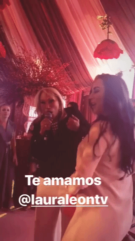 Galilea compartió con sus seguidores de Instagram los momentos más divertidos del festejo. Aquí la futura mamá bailando al ritmo de Laura León, conocida como 'La Tesorito'.