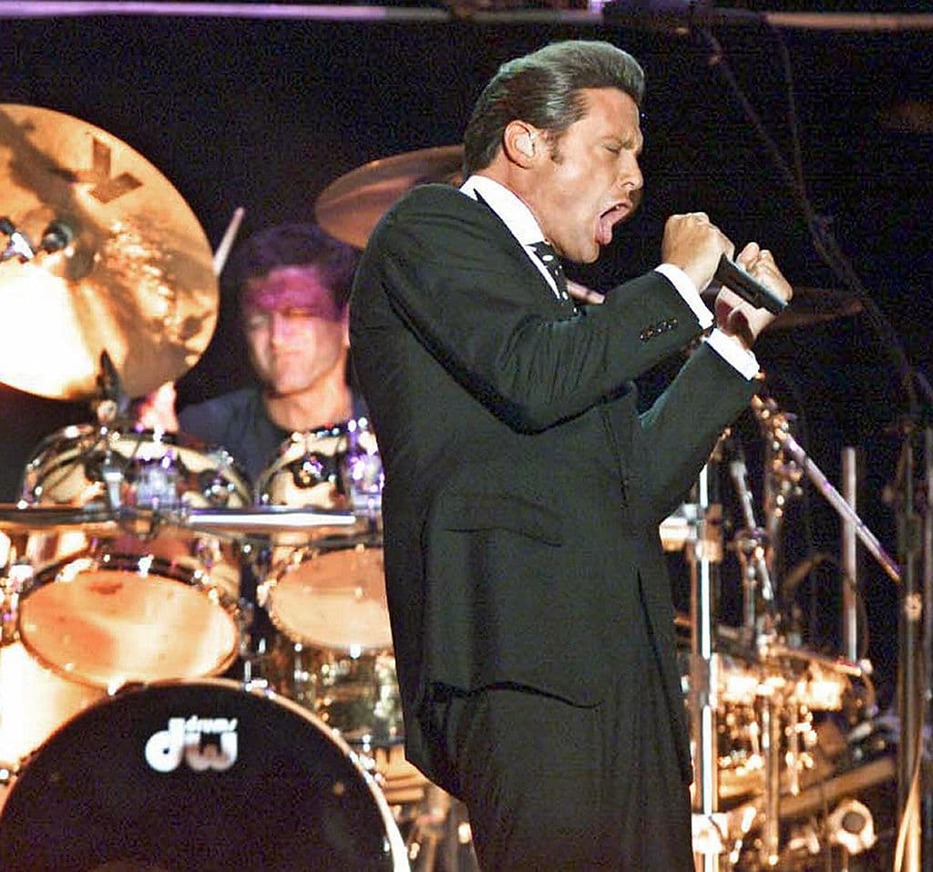Luis Miguel durante el concierto ofrecido la noche del 17 de octubre de 2004 en el estadio Pascual Guerrero de la ciudad de Cali, Colombia.