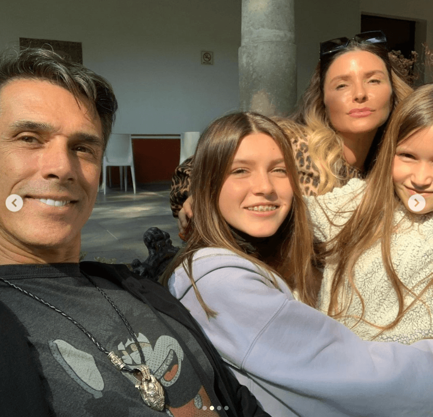 La hermana de Jaime Camil también compartió detalles de la relación que llevan sus dos hijas. Reveló que en este momento "se pelean y compiten mucho". 
<br>