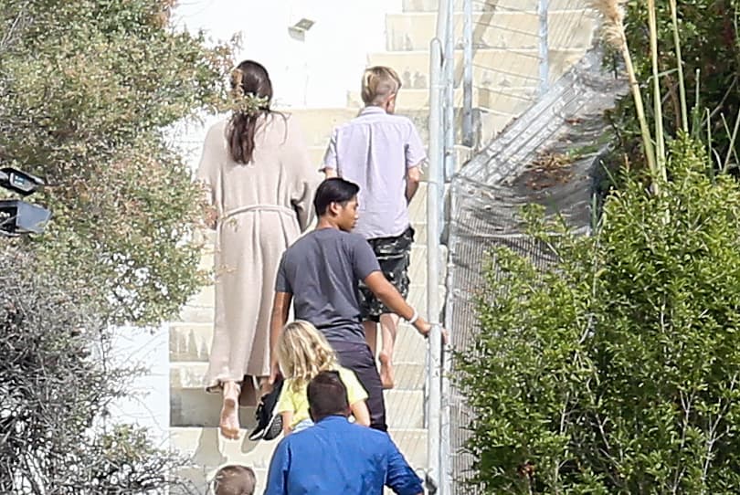 La actriz subía descalza las escaleras de su hogar.