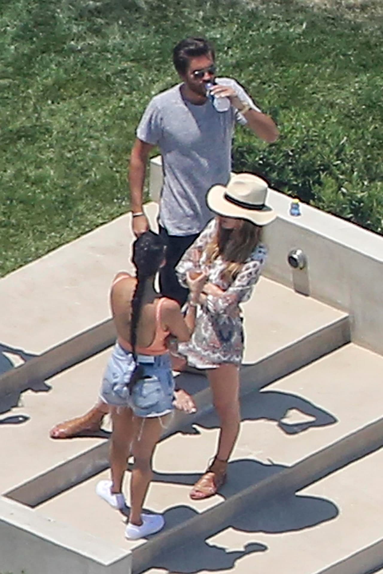 Kourtney con una amiga. Scott observándolas.