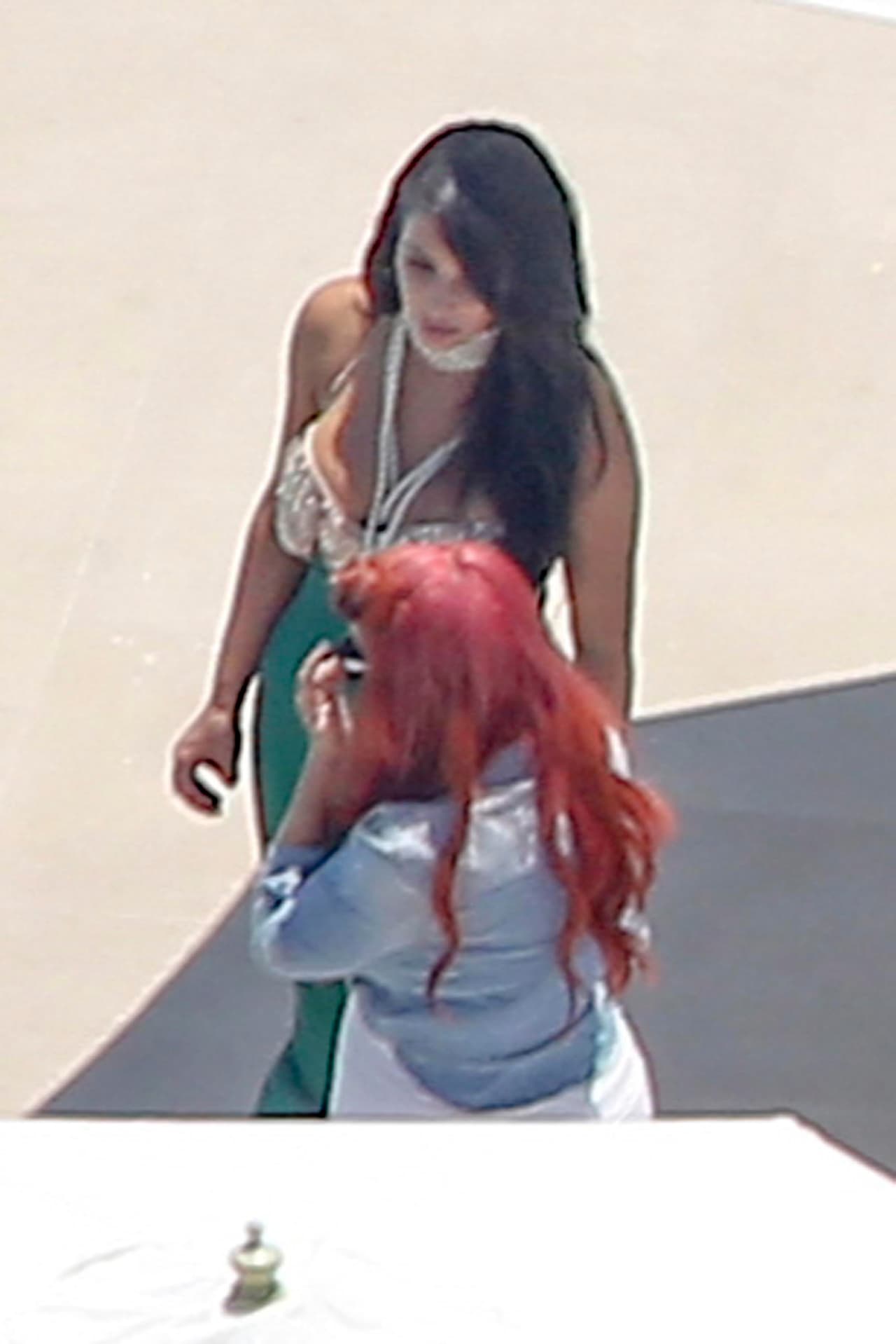 Kim lució muy sexy vestida de sirena.