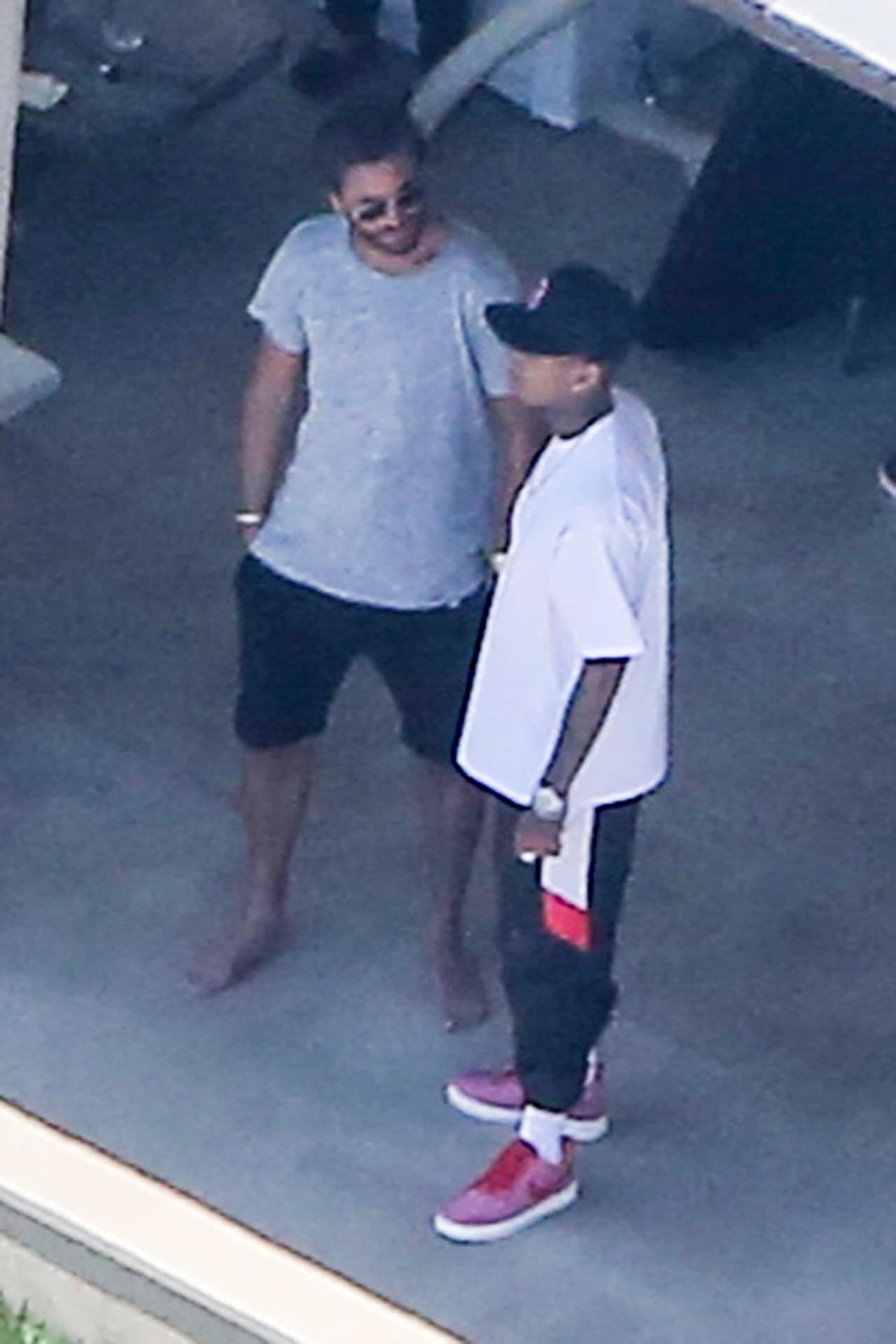 Scott Disick y Tyga platicando.