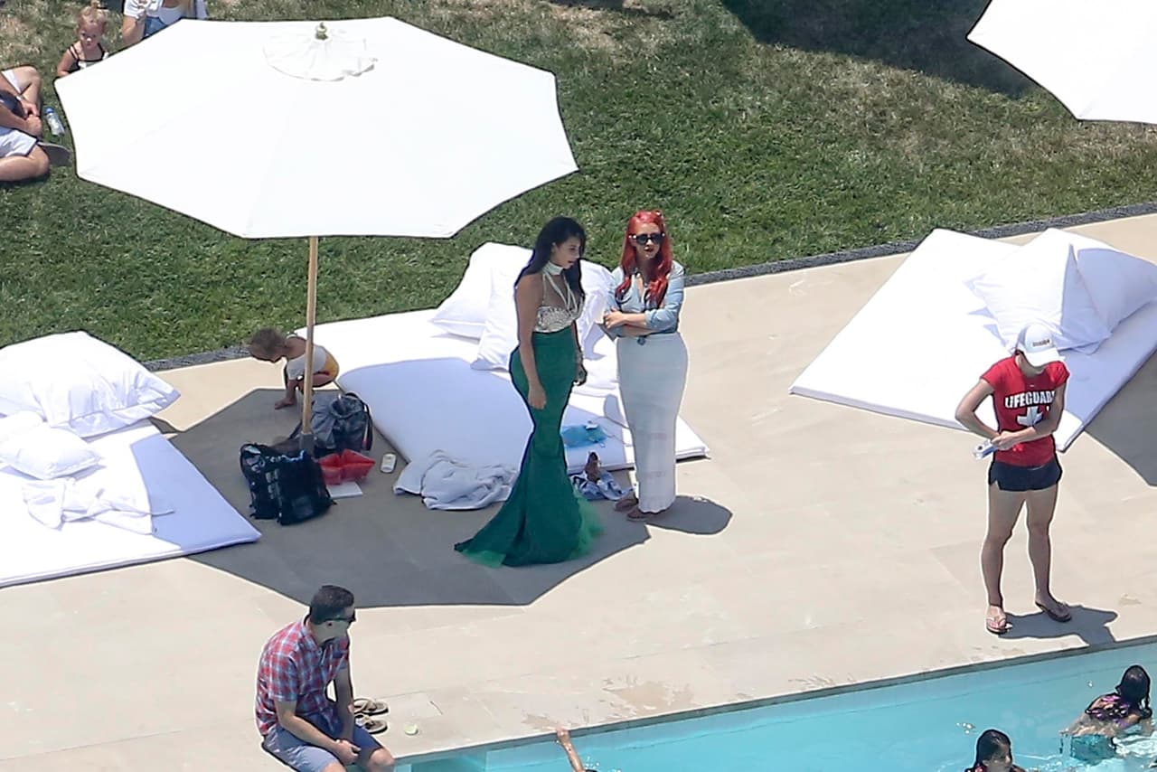 Vimo a Kim acompañada de Christina Aguilera quien fue invitada a la 'pool party'.