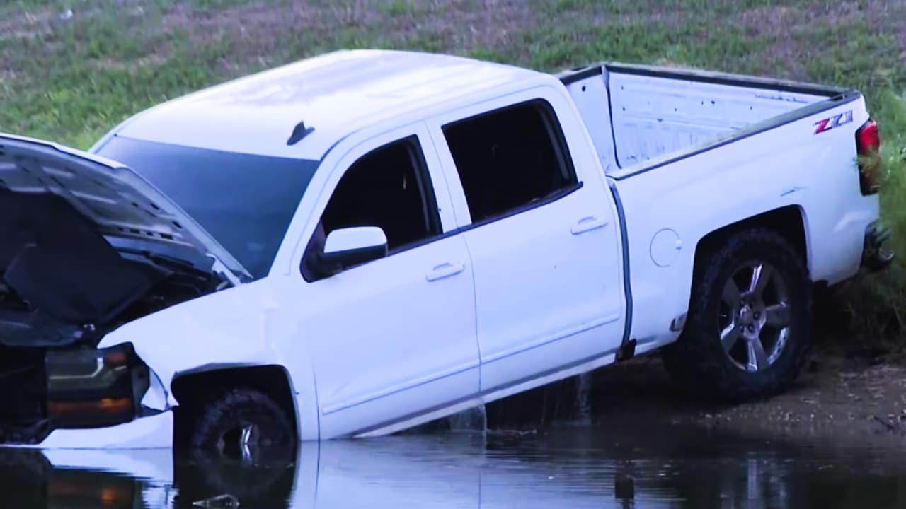 Arrestan al sospechoso de asesinar a un hombre hallado en una camioneta en un lago de Dallas