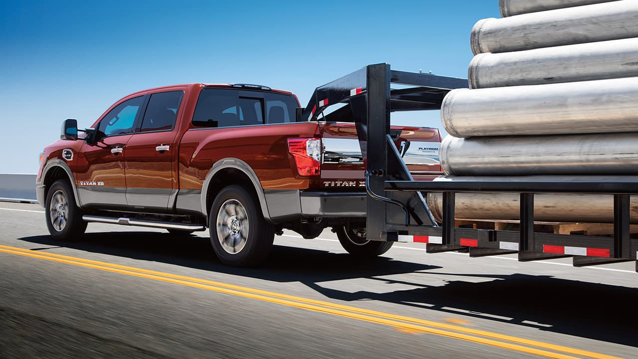 <b>Las</b> 
<b>pickups de carga pesada</b> por su parte aguantan peso de carga útil entre 2500 hasta las 9,000 libras y priorizan el torque sobre la potencia, proporcionalmente a la capacidad de carga que ofrecen. Este es el motivo por el que todas ofrecen versiones con motores V8 turbo-diesel de alta cilindrada. Las camionetas pickup de carga pesada disponibles hoy en Estados Unidos son la 
<b>Chevrolet Silverado HD</b> (2500 y 3500), la 
<b>Ford Super Duty</b> (F-250, F-350 y F-450), la 
<b>Nissan Titan XD</b>, las 
<b>Ram 2500 y 3500</b>.
<br>
<br>En la imagen: 
<b>Nissan Titan XD Crew Cab 2017.</b>