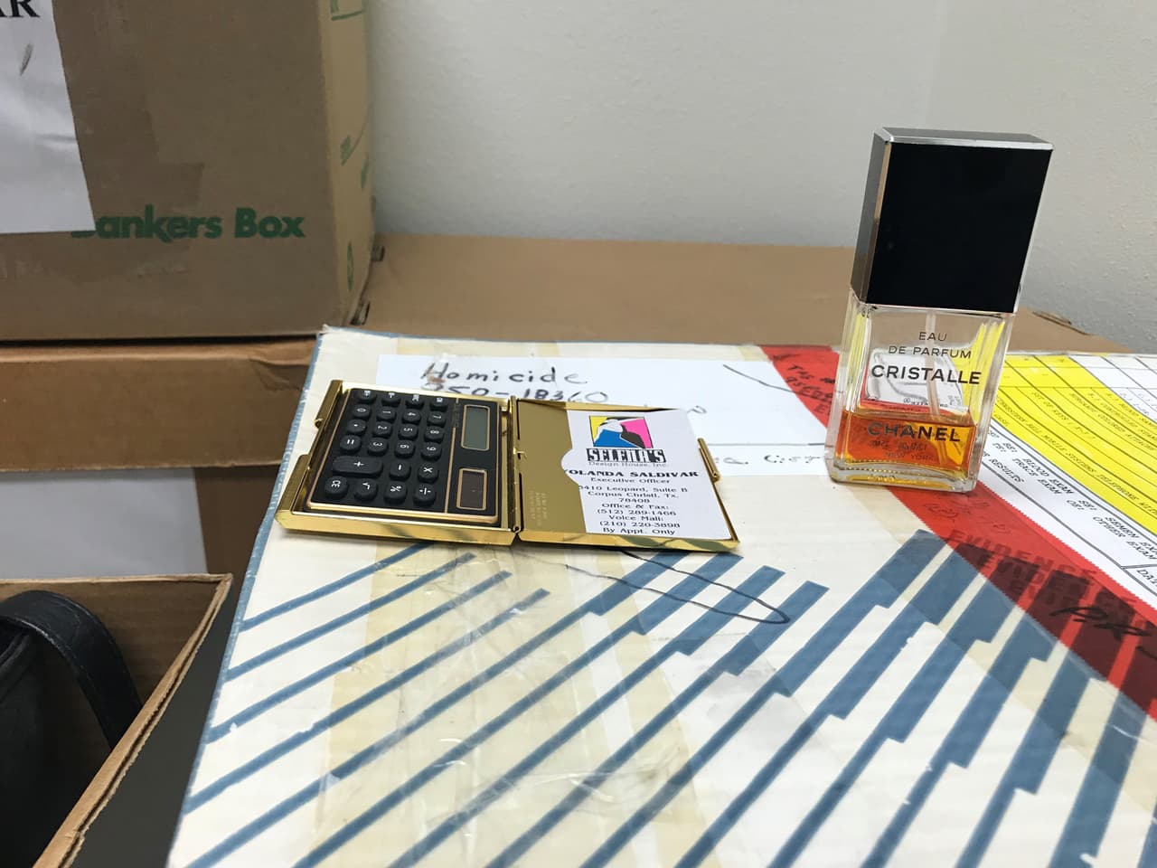 En las pasadas décadas, las tarjetas de presentación de Saldívar han convivido con un frasco de perfume Cristalle de Chanel, una fragancia creada en el 1974 por la conocida marca francesa. El perfume tiene matices de albahaca picante y limón, que ofrecen un aire cítrico.