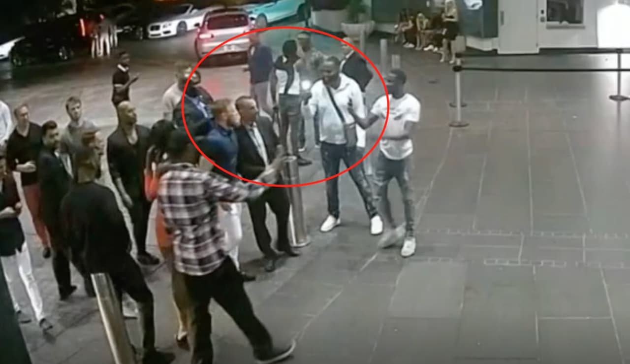 Los fanáticos comenzaron a tomarle fotos incluyendo a Ahmed Abdirzak, un turista residente de Londres quien estaba de visita en Miami Beach.
<br>