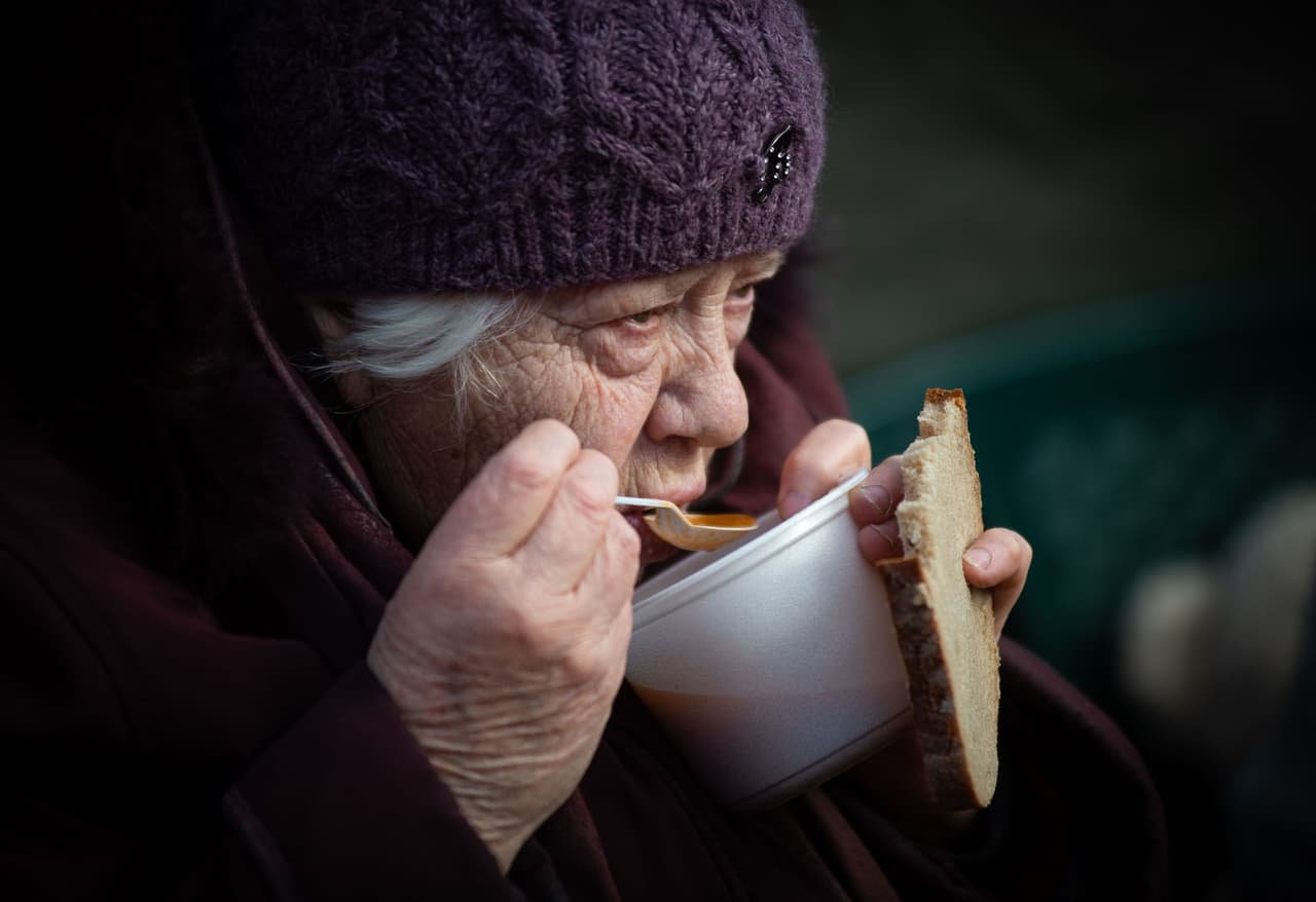 Una mujer mayor se alimenta en un campamento para refugiados ucranianos establecido cerca del cruce fronterizo en Vysne Nemecke, entre Eslovaquia y Ucrania, el 2 de marzo.