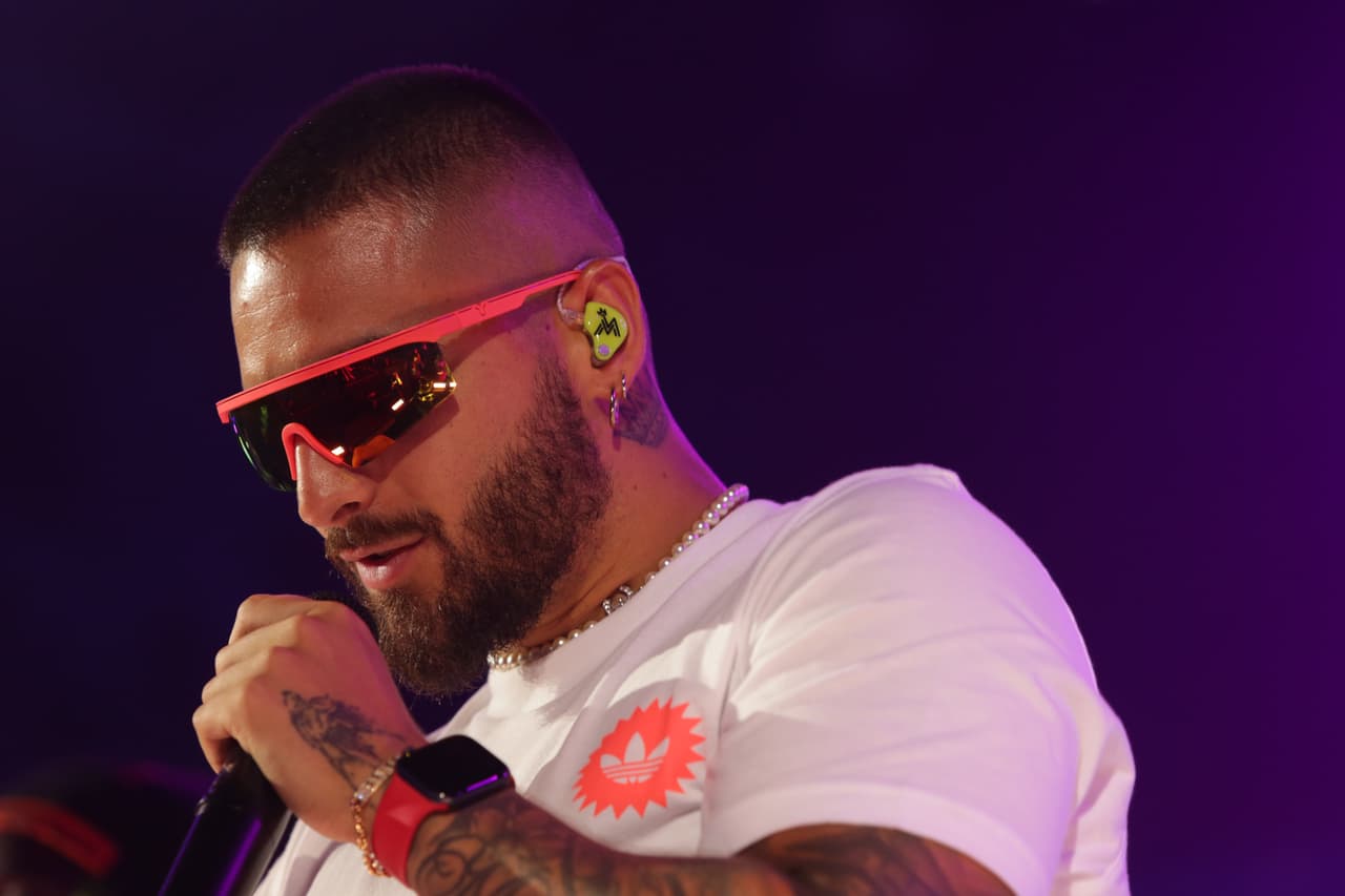 El intérprete complementó su look con un par de arracadas de oro y un reloj.