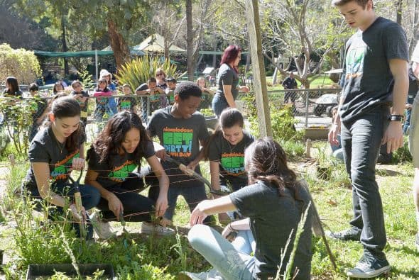 Famosos, voluntarios y hasta las Tortugas Ninja se divirtieron a lo máximo durante la fiesta rural "Get Dirty" en el Zoológico de Los Ángeles. El evento les permitió a los participantes un día repleto de actividades junto a los animalitos. Asimismo, la diversión tuvo un enfoque en la conservación del medio ambiente.