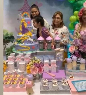 La mamá de Ana Patricia, Alicia Montes, se notaba encantada por ver a su nietecita gozar la celebración que con tanto entusiasmo prepararon.