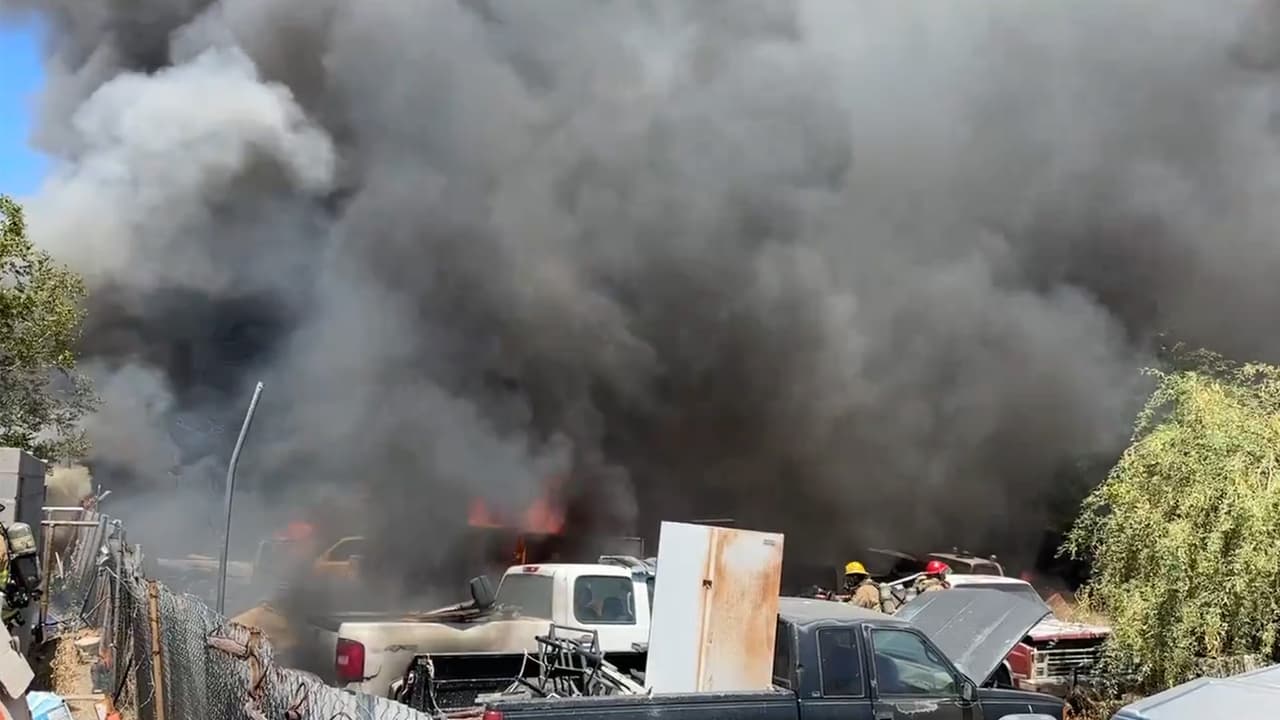 El incendio se registró en el área de 10th Street y Southern Avenue alrededor de las 11:00 a.m., cerca de un parque de casas móviles.