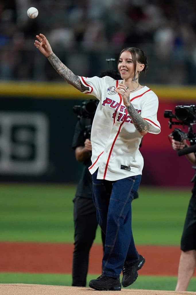 El desafío entre la selección de Puerto Rico y la de Panamá comenzó en otro son, pues fue la intérprete de música urbana 
<b><a href="https://www.univision.com/noticias/especiales/contigo/young-miko-se-abre-camino-en-la-musica-urbana-como-una-artista-lgbtq-video" target="_blank">Young Miko</a></b>, quien estuvo a cargo del primer lanzamiento de la noche.