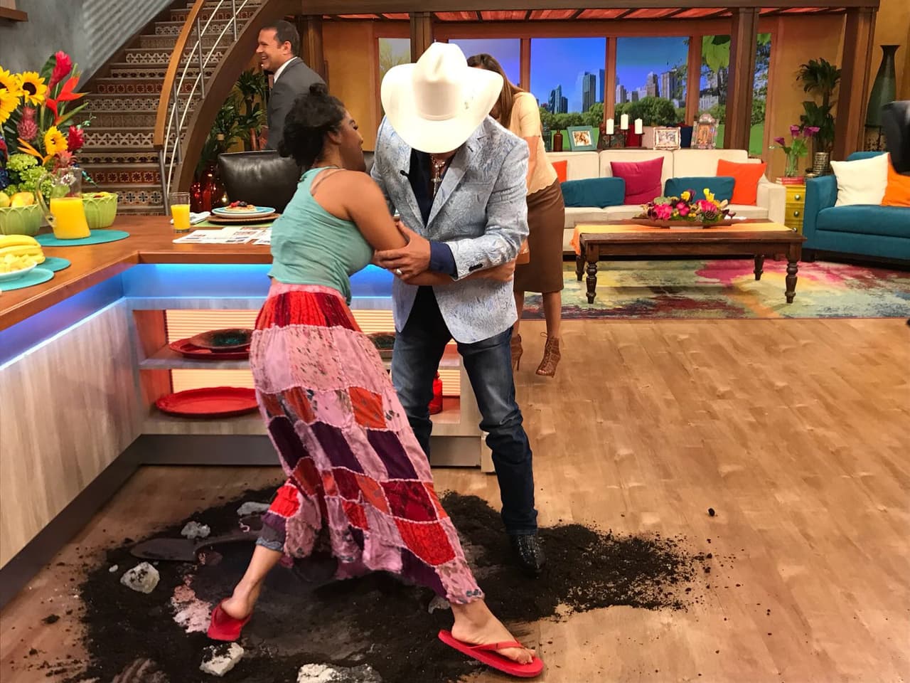 Aunque el hoyo estaba un poco estrecho, Mela estaba segura que había espacio para los dos.