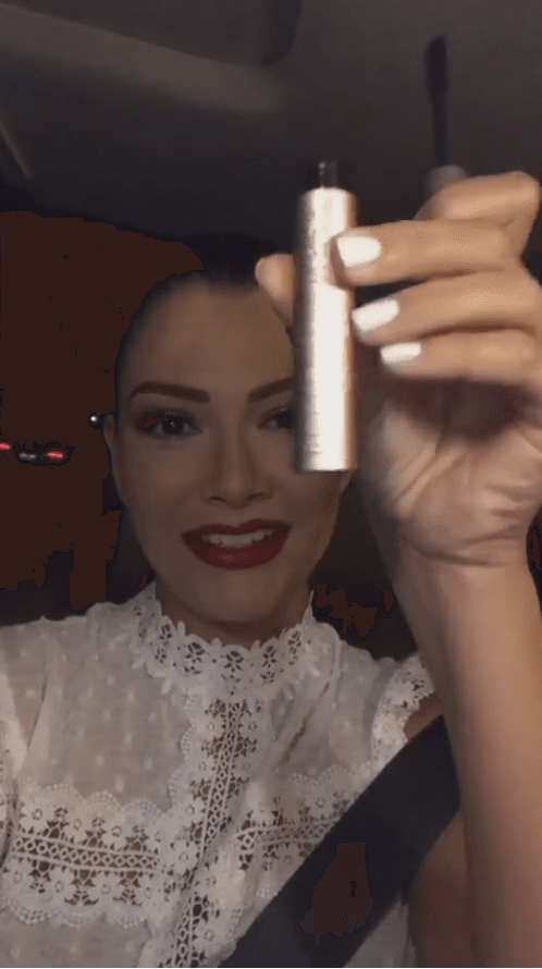 En una historia en Instagram bromeó cuando vio el nombre de la máscara de pestañas que estaba usando, y es que se le hizo curioso que se llamará ‘Better Than Sex’. El simpático comentario lo hizo junto a su esposo Luis Carlos Martínez cuando se dirigían a la cena por su quinto aniversario de bodas. 
<br>