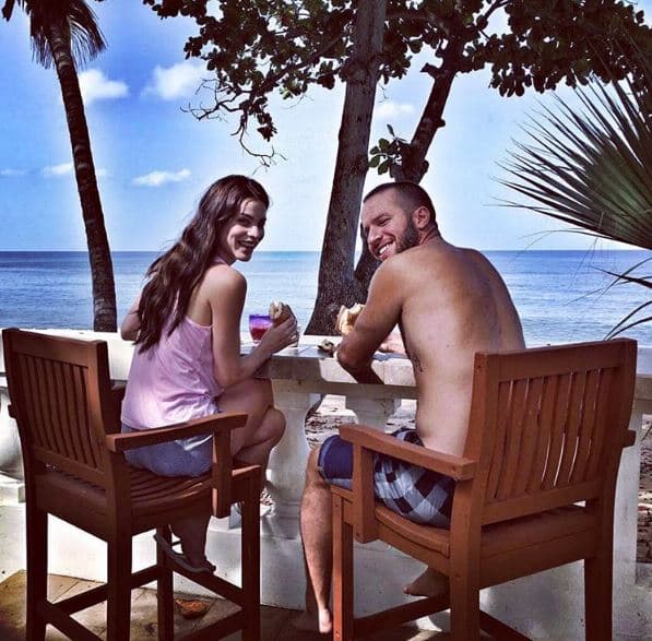 La pareja de puertorriqueños ha compartido estas fotos románticas en Rincón Puerto Rico, donde el enebeísta tiene residencia.