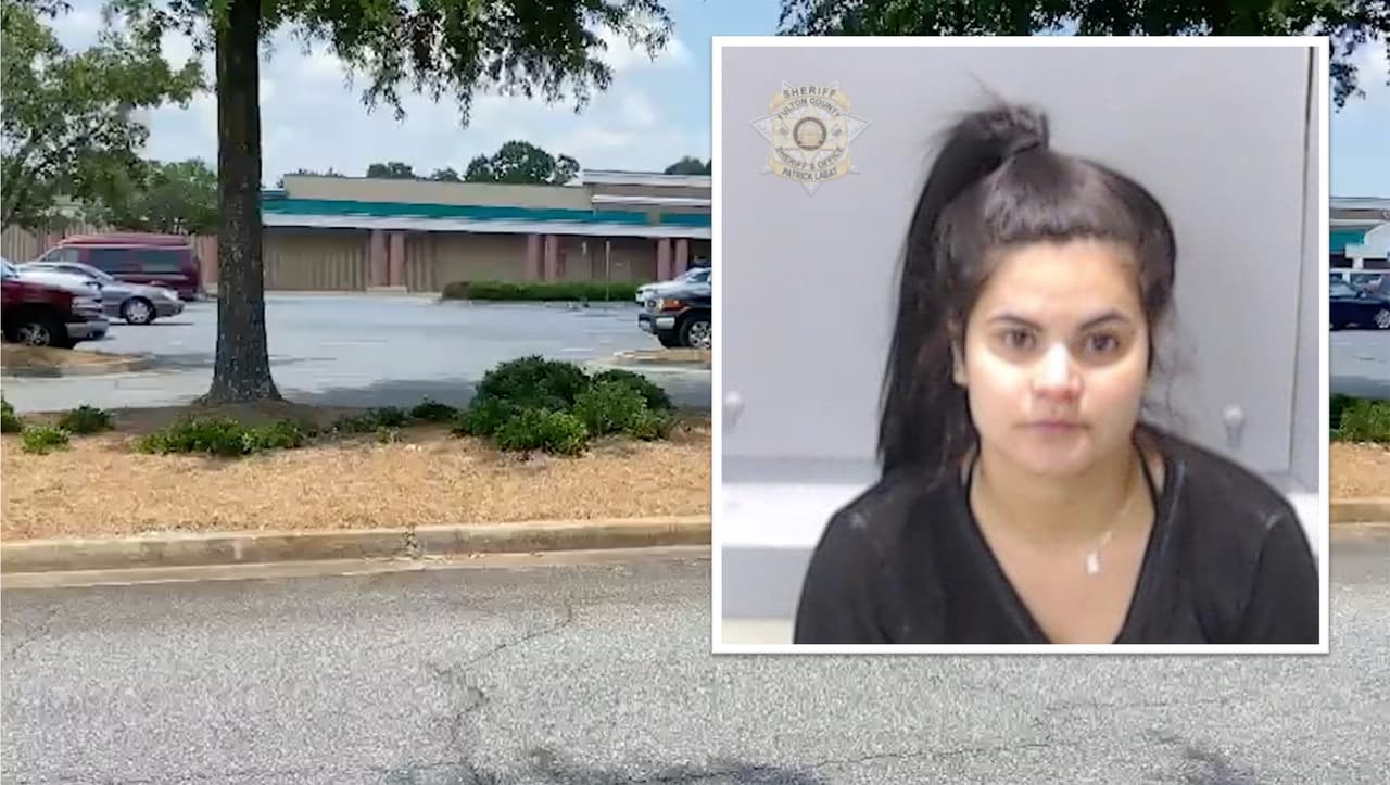 Madre es arrestada por dejar a sus dos hijos encerrados en un carro a más de 90 grados