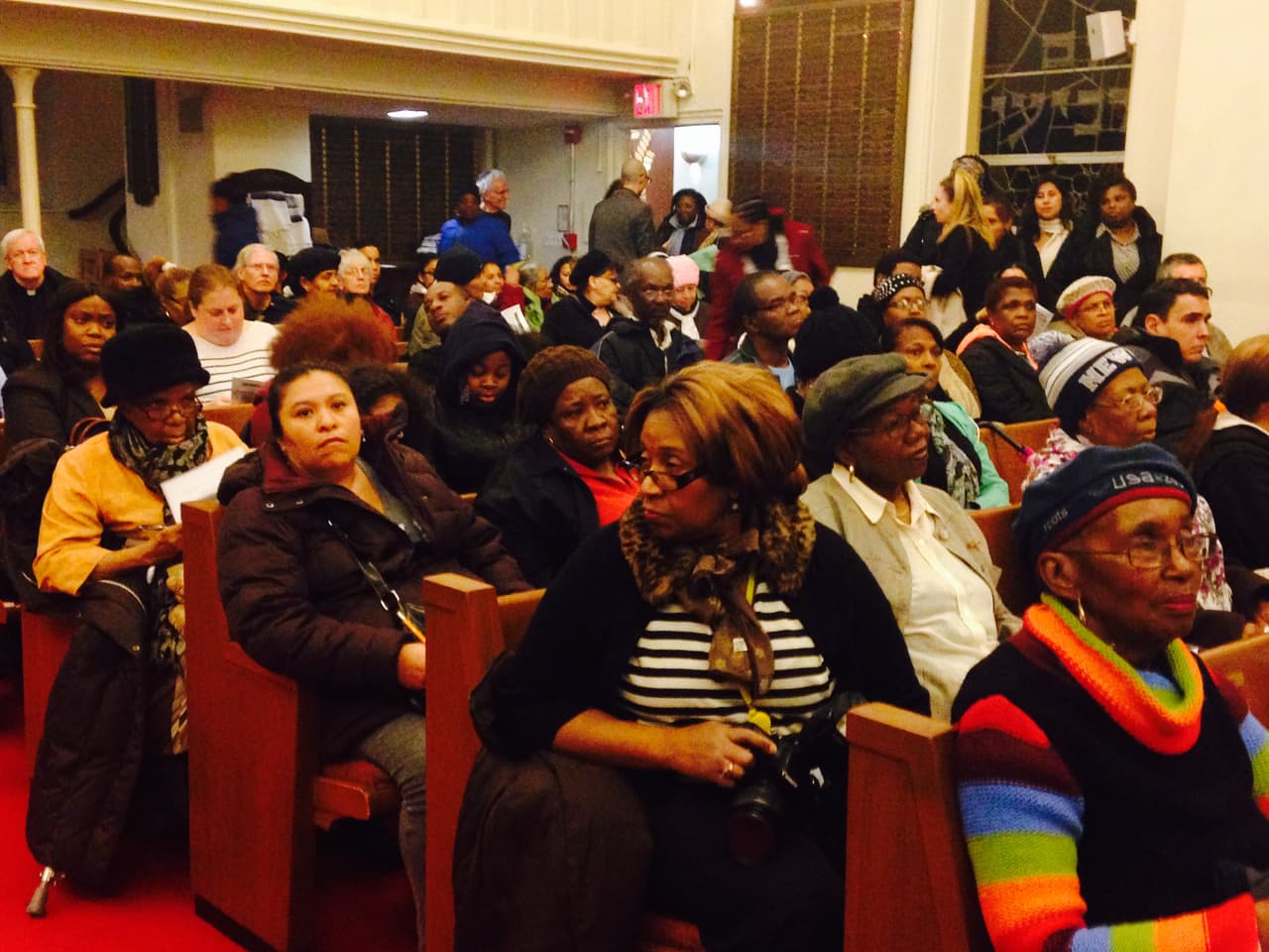 Decenas de padres pidieron servicios para niños especiales.