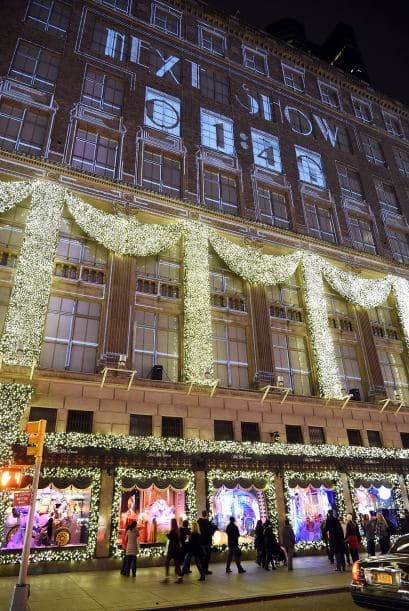 Las vitrinas navideñas de Saks FithAvenue están listas para ser admiradas por millones de visitantes. Con atuendos y accesorios lujosos que suman miles de dólares, las vitrinas se han convertido en un ícono de Nueva York. Mark Briggs, Jefe de Marketing y creativo para Saks Fifth Avenue, dijo en un comunicado que este año se han incorporado elementos nuevos , por lo que es una experiencia como ninguna otra ... una experiencia para recordar."