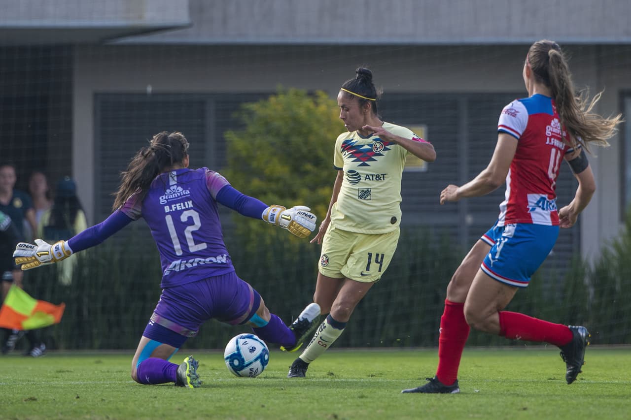 Mónica Rodríguez desborda por la banda, Blanca Félix bloquea su remate a gol.
