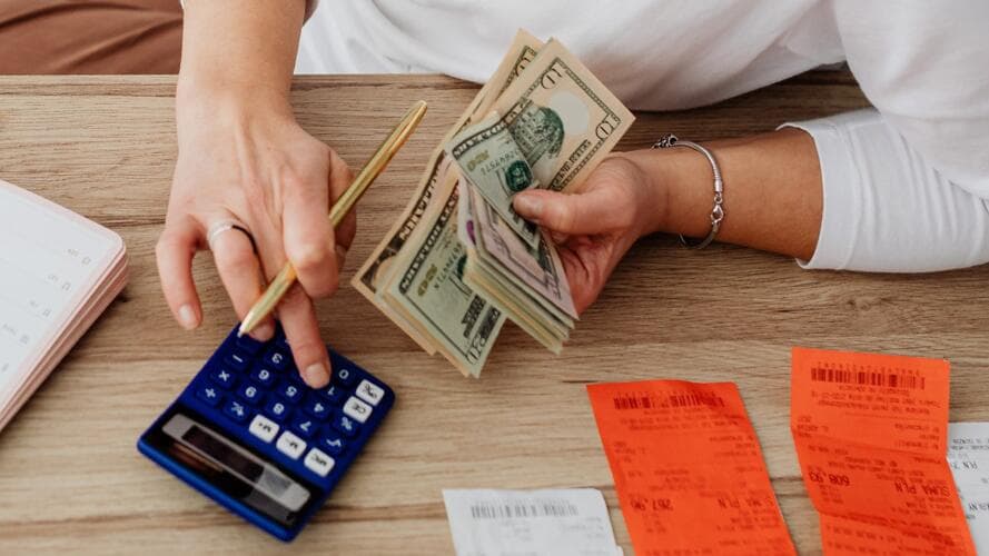 <b>Acelera tu rembolso</b>
<br>De acuerdo con las autoridades y con expertos en temas financieros, si deseas recibir tu reembolso pronto, lo mejor que puedes hacer es presentar tu declaración de forma electrónica y solicitar el depósito directo.