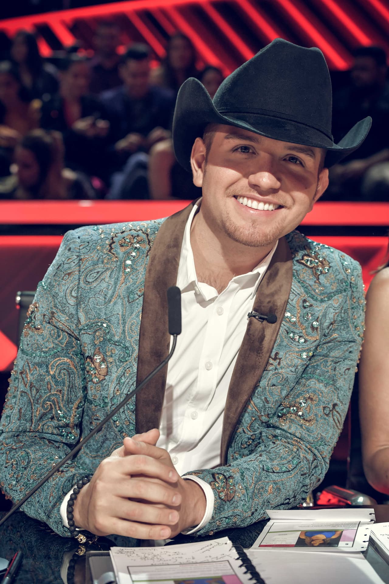 Desde que tenemos uso de memoria, hemos visto a El Dasa con sombrero y bota vaquera.