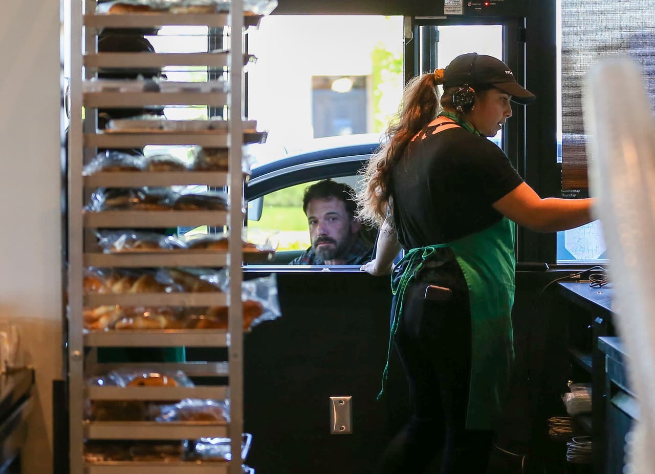Cuando lograron salir del atolladero, la pareja se acercó a la ventanilla para solicitar sus bebidas. 
<br>