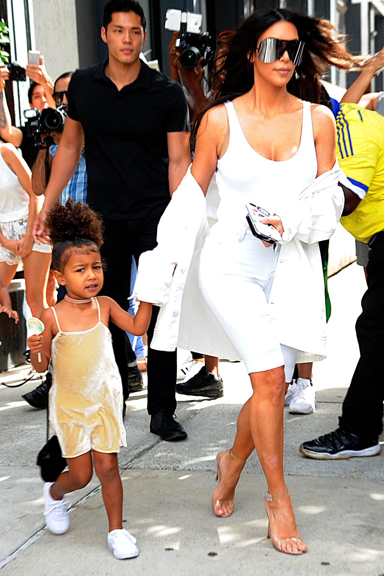 También gritando a los fotógrafos: "I said no pictures!".