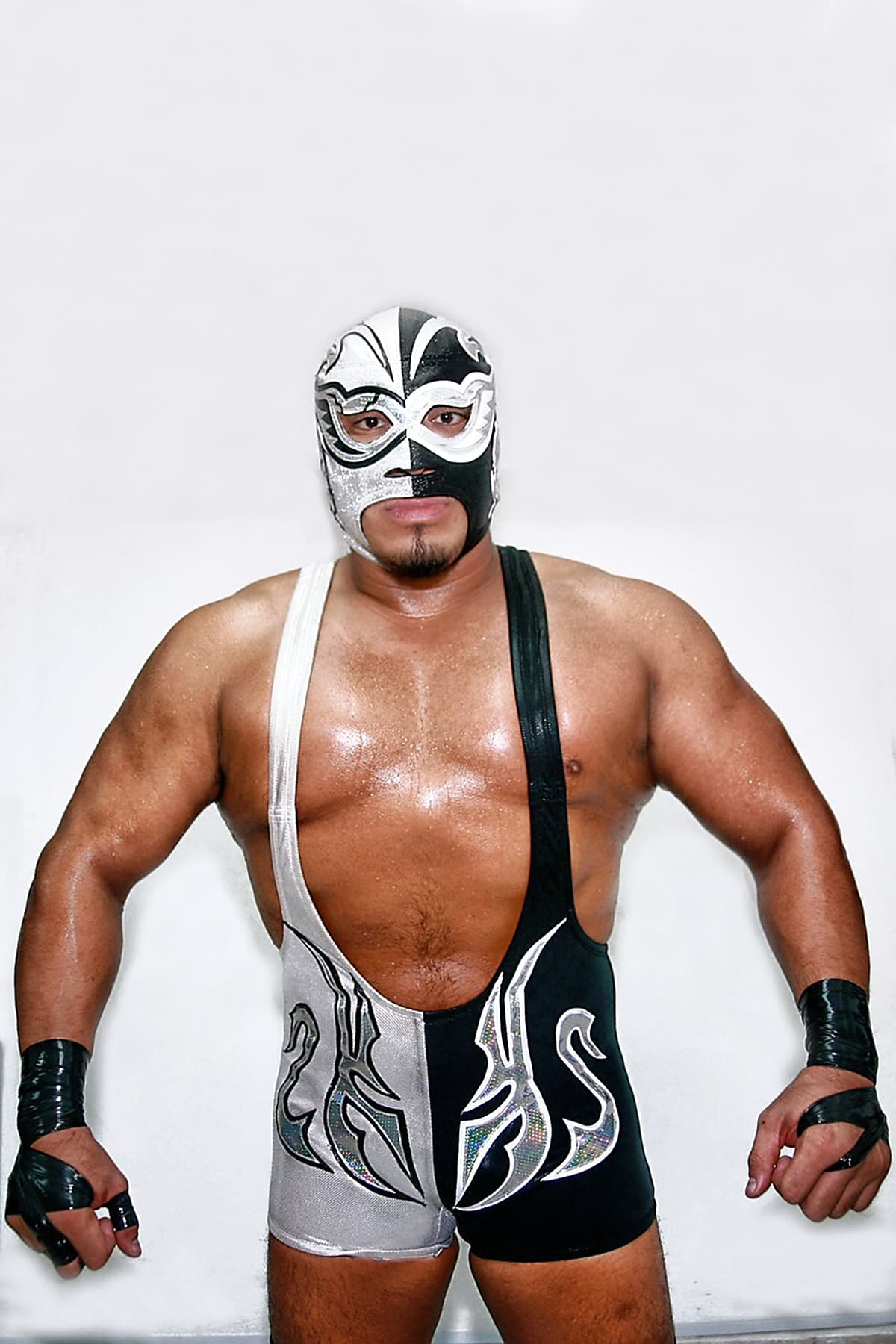 <b>Tras una patada de su contrincante</b>, el luchador cayó sobre el cuadrilátero, de acuerdo con los reportes de prensa.