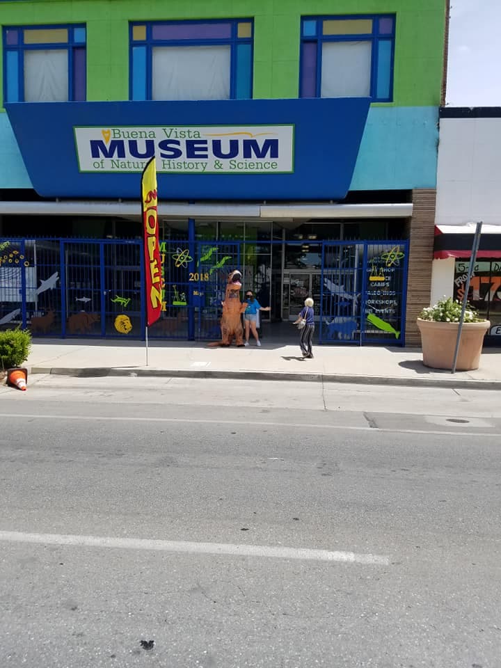 Buena Vista Museum of Natural History & Science
<br>Dentro de los 16,000 pies cuadrados de exhibiciones, los visitantes verán fósiles del Mioceno, monturas de animales africanos, asiáticos y norteamericanos. Así como, dinosaurios, artefactos nativos americanos, incluida una área de vivienda interpretativa de tamaño natural de la familia Yokuts.Podrán ver gemas y minerales; una exhibición significativa de maderas petrificadas. El museo se centra en tres áreas: geología, antropología y paleontología.