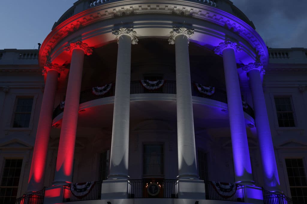 La Casa Blanca se ilumina de rojo, blanco y azul durante las celebraciones del primer 4 de julio.