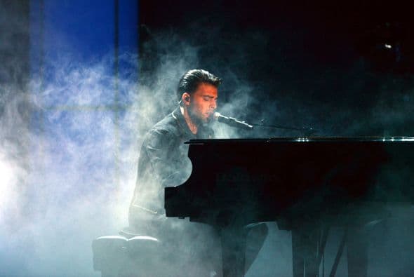 Jencarlos levantó suspiros al sentarse al piano.