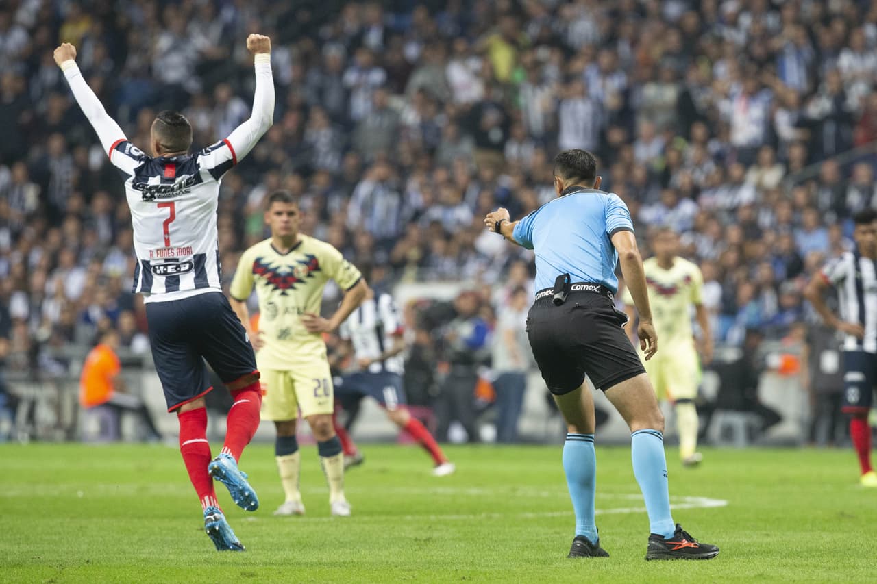 Santander valida el gol del triunfo de Rayados.