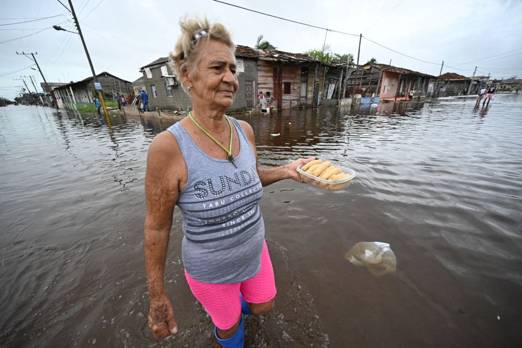 En Batabano, en la provincia de Mayabeque, el huracán Rafael causó inundaciones, que no impidieron salir en ayuda de los más necesitados, aún en medio de la situación.