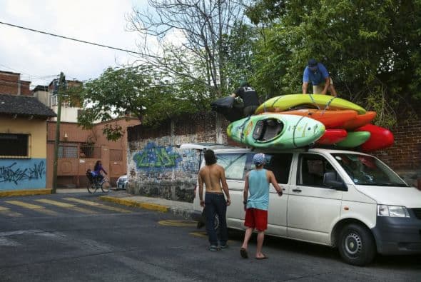 Israel Mesura amarra los kayaks sobre la furgoneta, durante el Primer Descenso Red Bull: Proyecto Michoacán, en Uruapan, MI, México, 24 de Noviembre, 2013.