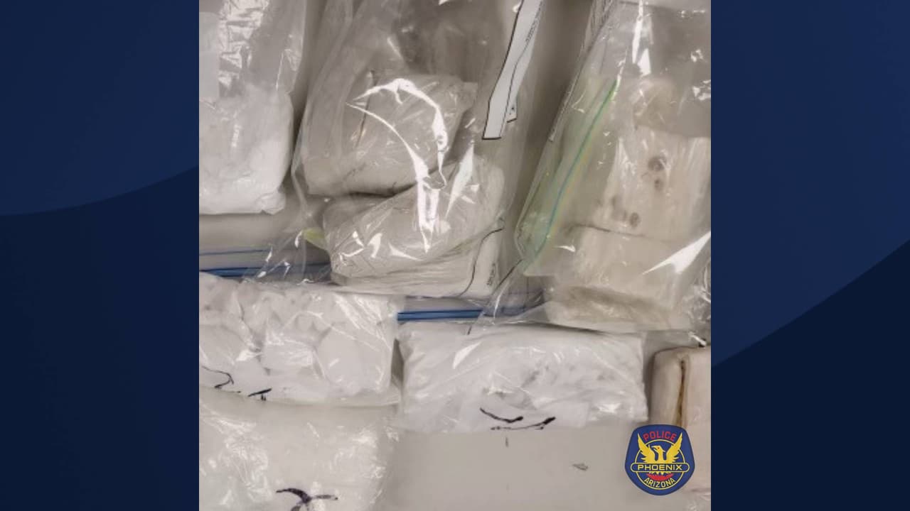 Los agentes lograron el decomisó de mas de 4,500 píldoras de fentanilo además de otras 22 libras de posible polvo de fentanilo, más de 80 armas de las cuales 13 tenían reporte de haber sido robadas.
<br>