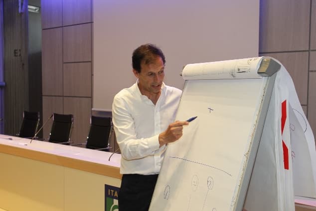 Allegri ha dado conferencias magistrales en Coverciano para educar a las nuevas generaciones del alumnos italianos.