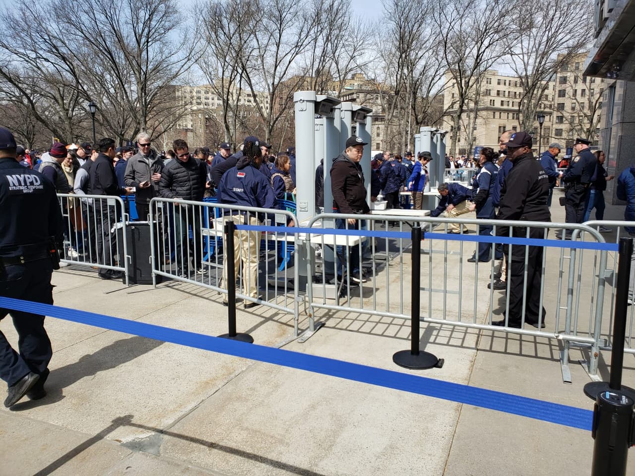 "La seguridad es la prioridad número uno en el Yankee Stadium, y los Yankees tomarán todas las medidas razonables para proporcionar un ambiente seguro y agradable para todos los que entren al estadio", puede leerse en el sitio oficial del estadio.