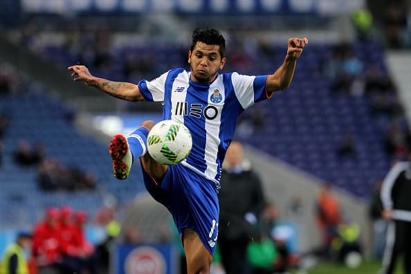 'Tecatito' Corona es uno de los jugadores cuyo nombre suena frecuentemente en el 'fútbol de estufa'. Ha estado relacionado con el Milán, el Dortmund e incluso con el Barcelona y en este mercado de invernal no parece que será la excepción.