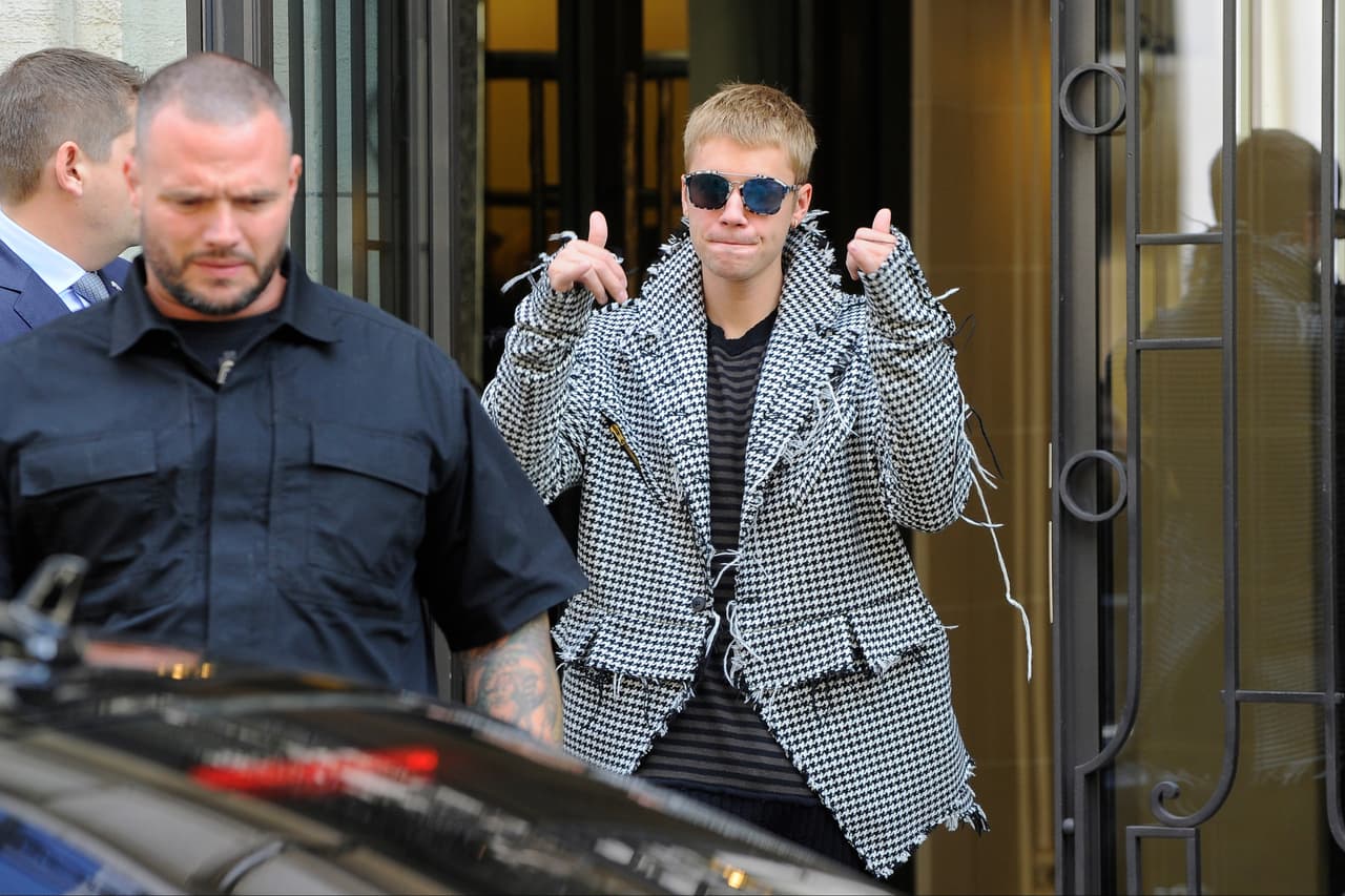 Justin Bieber se encuentra en París luciendo de lo más 'chic'.