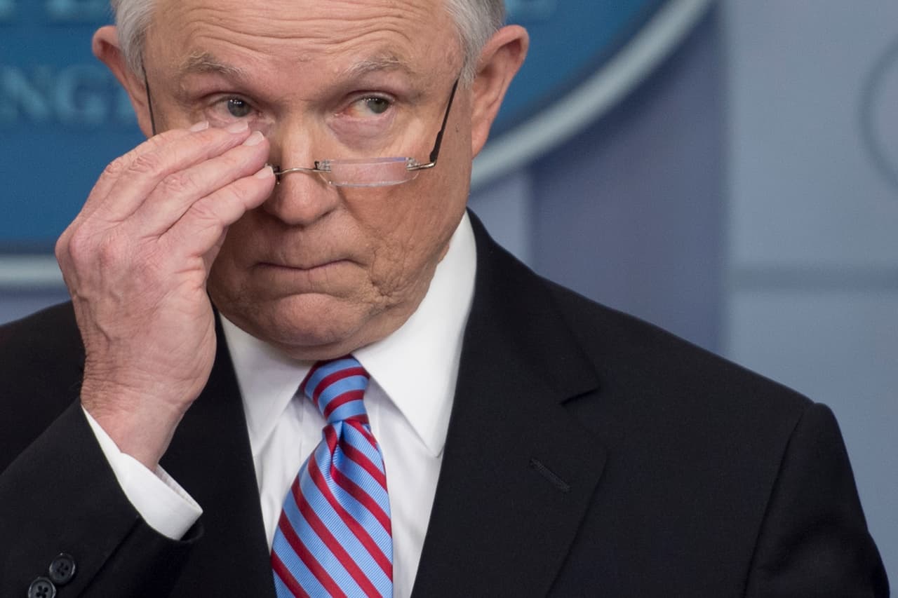 El fiscal general Sessions busca revertir fallos de jueces que han frenado unos 200,000 casos de deportación