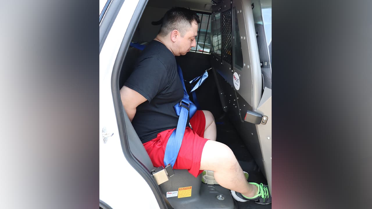 González es un delincuente sexual registrado que en el 2019 fue declarado culpable de agresión sexual contra un menor y sentenciado a diez años de libertad condicional.